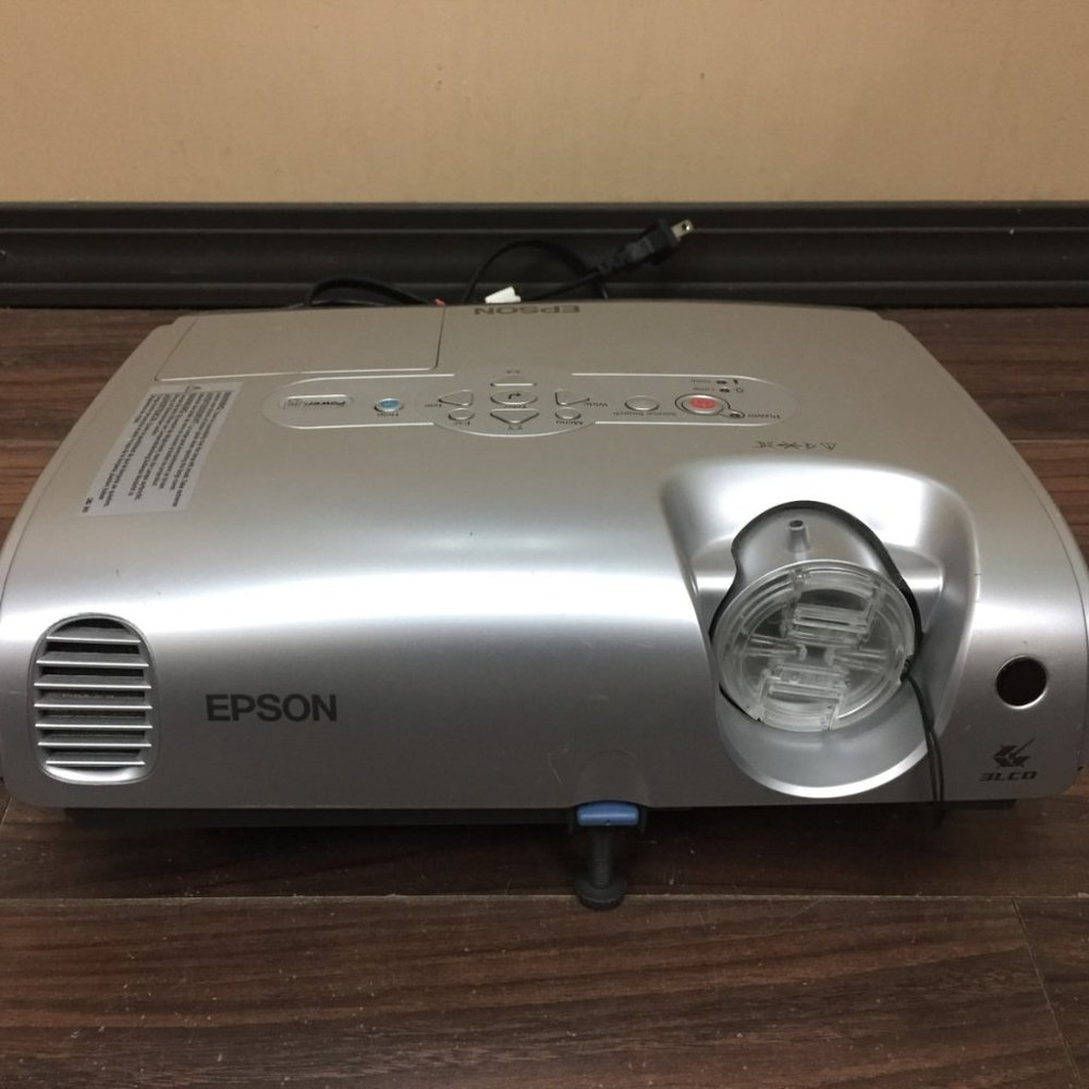 Epson PowerLite S3 Projector 800x600 SVGA 4:3 3LCD 1600 Lumens NO REMOTE